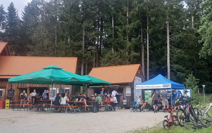 Die Eröffnungsfeier der Steinwald-Trails am Waldhaus im Steinwald war gut besucht