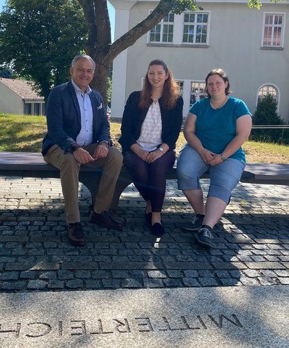 Freiwilligenagentur Landkreis Tirschenreuth: Landrat Roland Grillmeier, Sarah Matzke und Christina Ponader (v.l.)